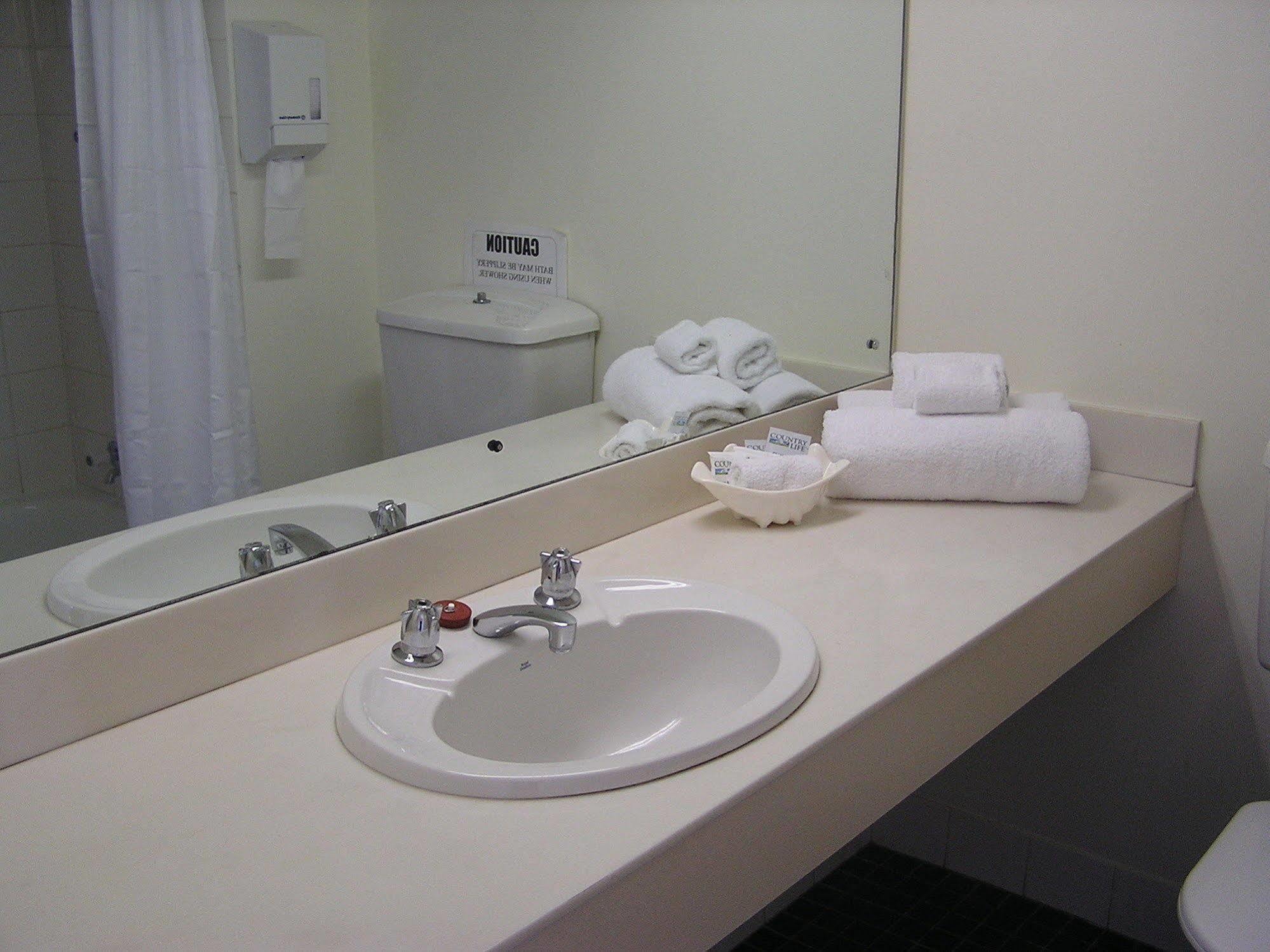 Econo Lodge Dockside Glenelg Аделаида Экстерьер фото